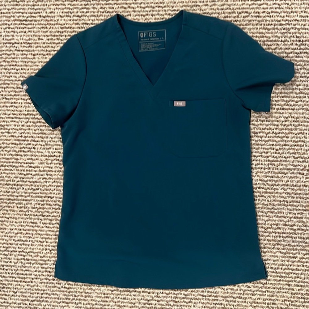 FIGS. Small. Catarina one pocket top. Caribbean blue